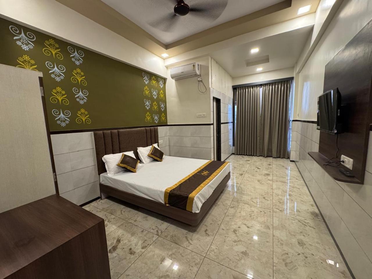 Majestic Inn Vasai Bagian luar foto