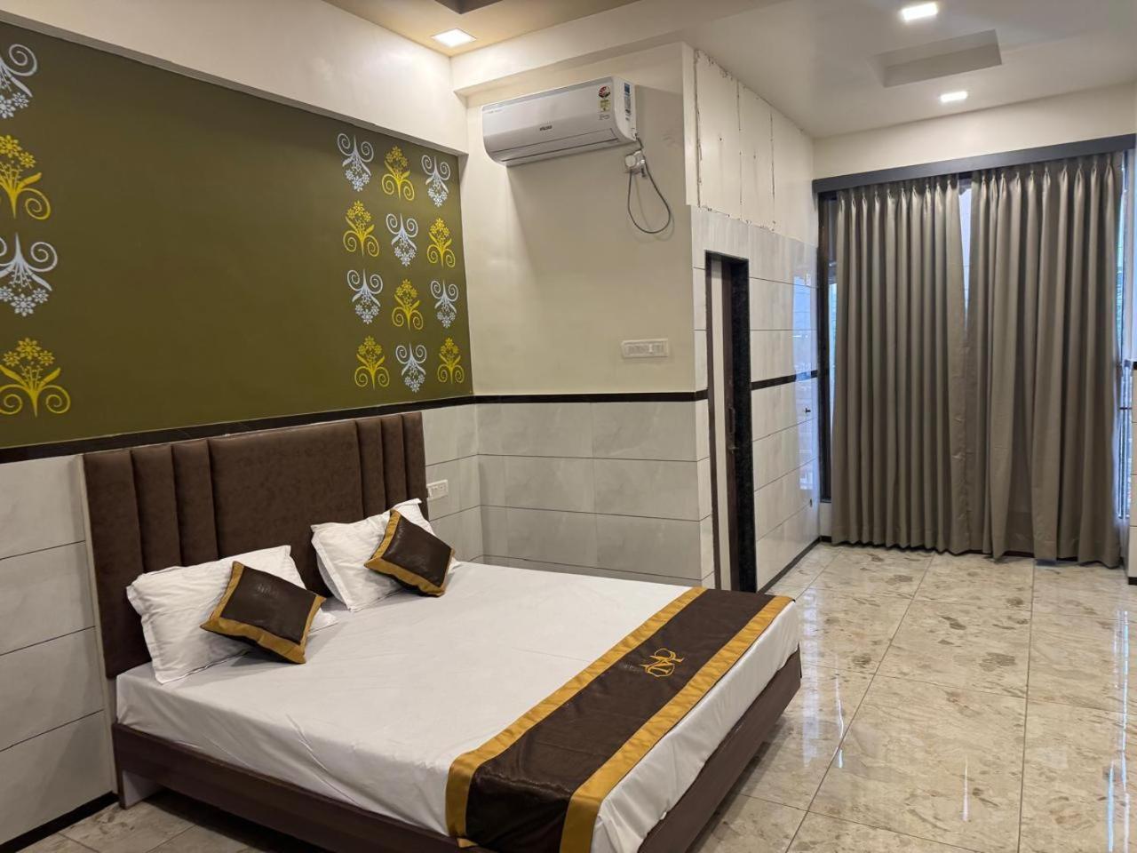 Majestic Inn Vasai Bagian luar foto