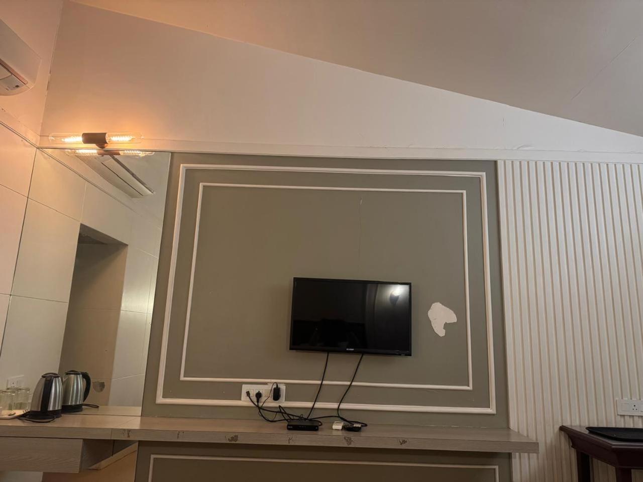 Majestic Inn Vasai Bagian luar foto