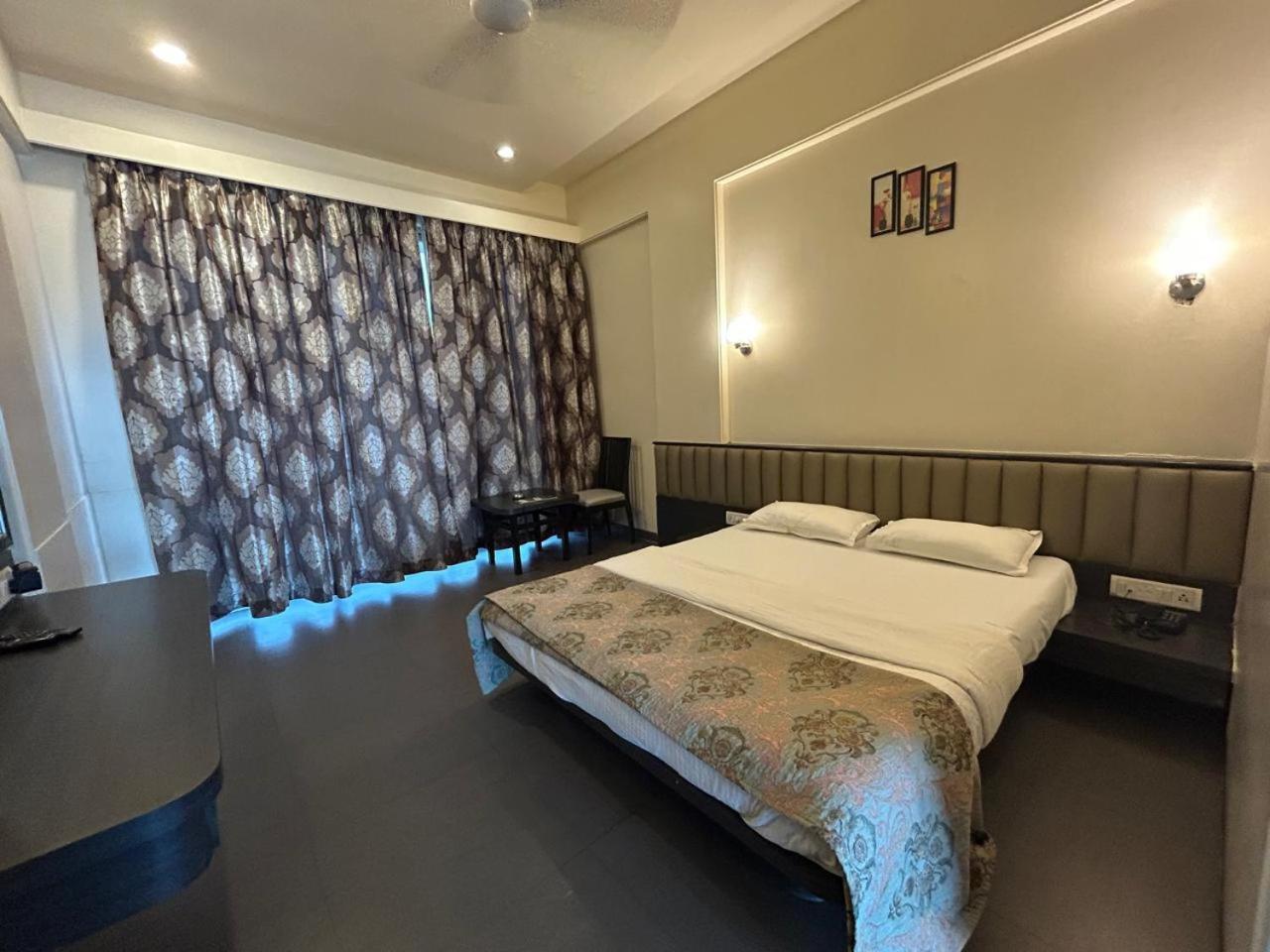 Majestic Inn Vasai Bagian luar foto